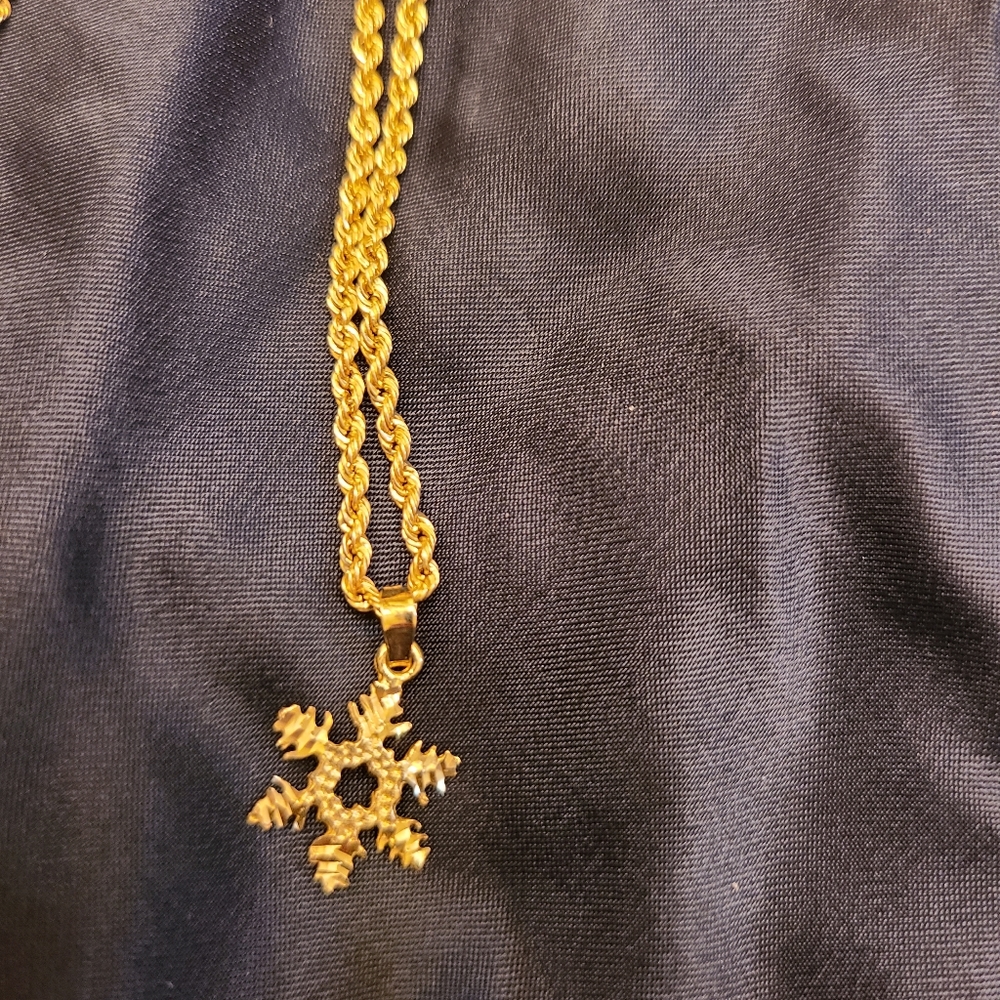 14 k gold snow flake necklace just in time for Christmas!